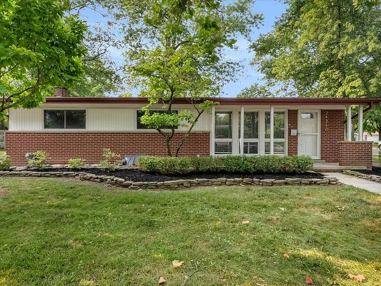24240 Beverly St — Photo 1
