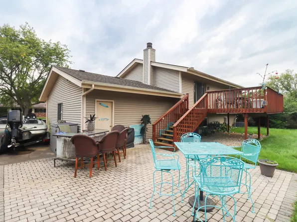 916 Camelot Dr, Crystal Lake, IL 60014