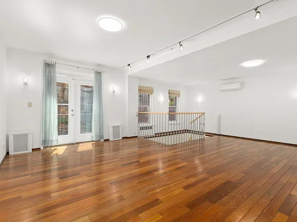 210 W 19th St APT 1F, New York, NY 10011