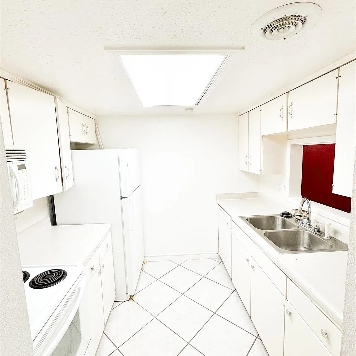 1 bed, 1.0 bath, 748 sqft, $1,300 — Photo 3