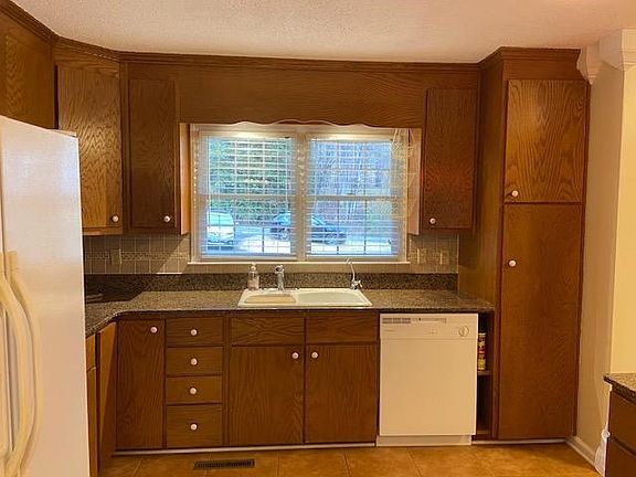 5th image of 251 Chatmoss Court Ext