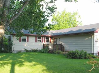 810 Hillcrest Ave, Grand Forks, ND 58201