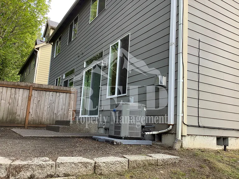 100 NE Miramar Cir — Photo 31
