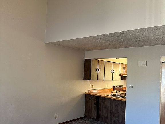 3rd image of 610 Curtis St