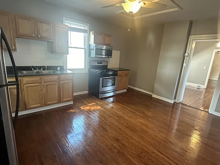 2132 W 11th St — Photo 2