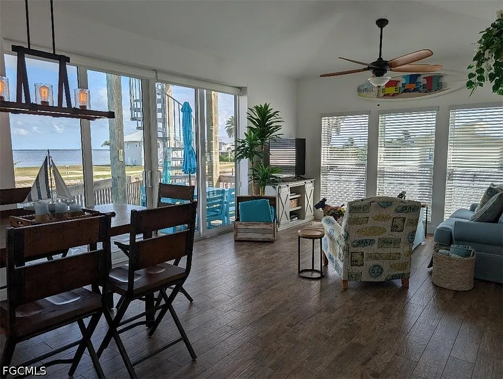 3 bed, 3.0 bath, 1402 sqft, $5,500 — Photo 3