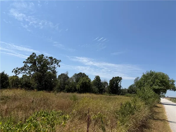 10099 Cherokee Main St, Gentry, AR 72734