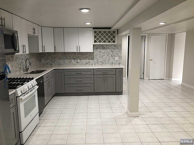 1st image of 658 Undercliff Ave Floor 1