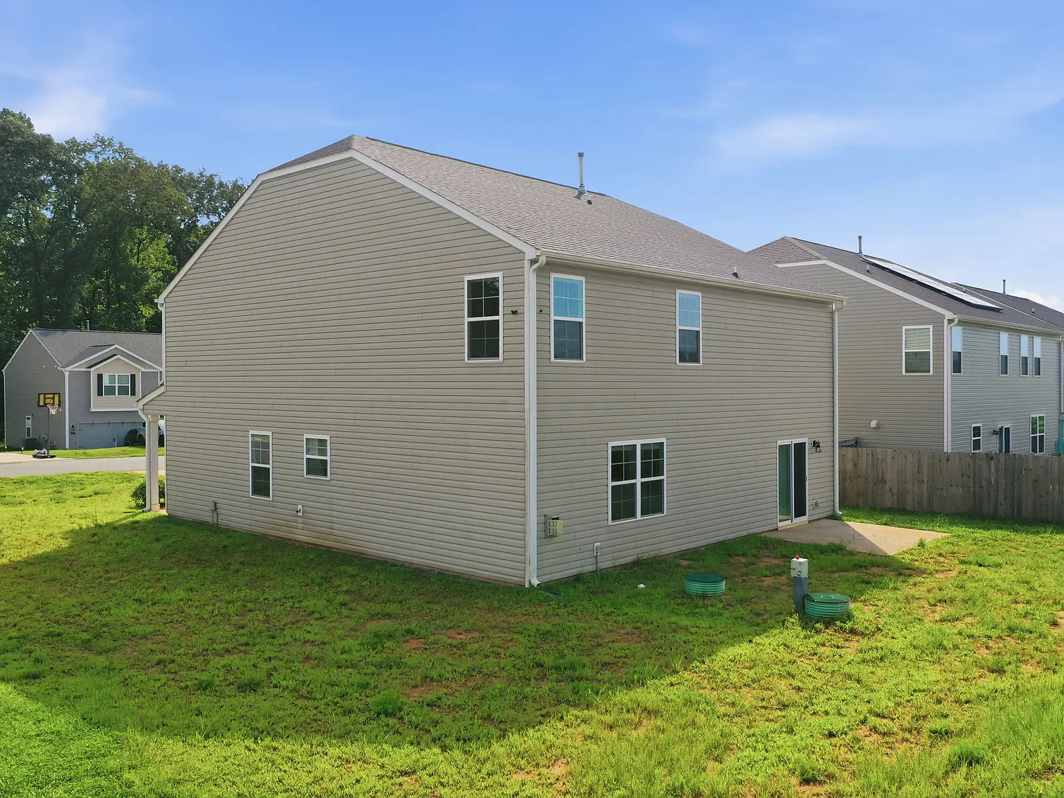 4 bed, 2.5 bath, 2824 sqft, $2,500 — Photo 4