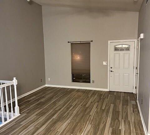4th image of 300 E Oak Ave