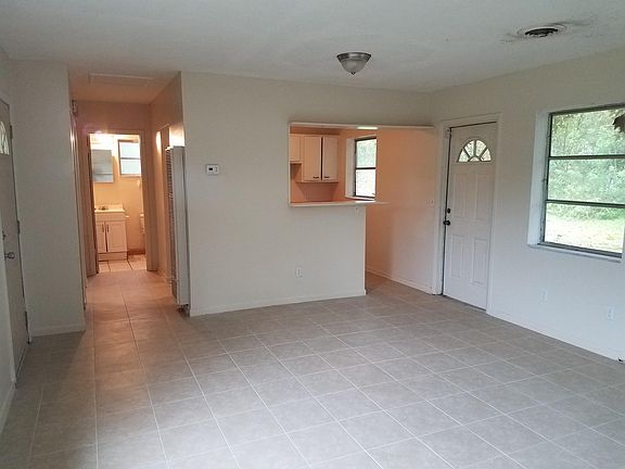 3rd image of 1630 W Waycross Cir