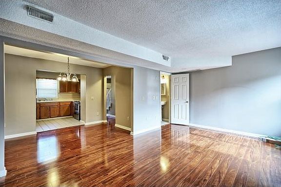 4th image of 2047 Heritage Pl