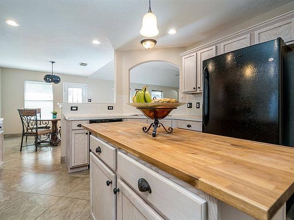 3rd image of 3910 Lauderwood Ln