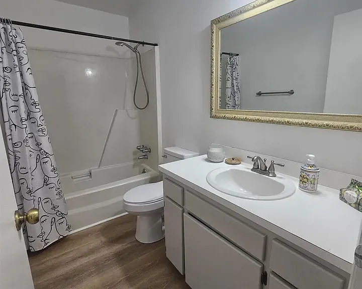 601 Picadilly Sq — Photo 14