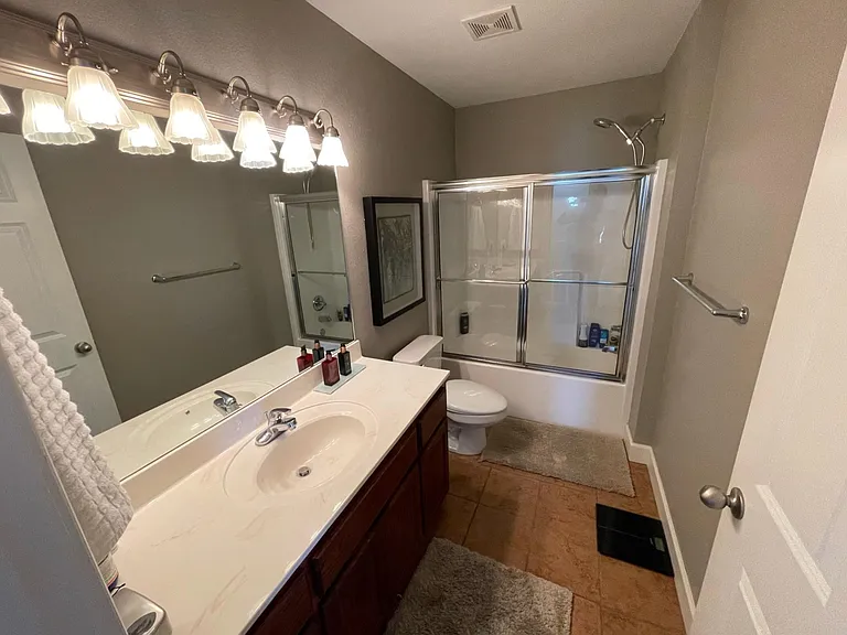 1521 NE Dysart Woods Ln — Photo 16