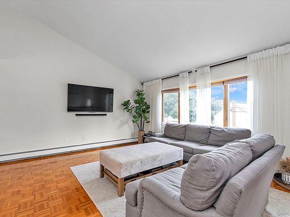5th image of 583 N Erie Avenue