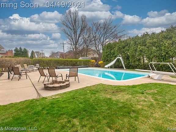 2nd image of 561 Glen Arbor Ln