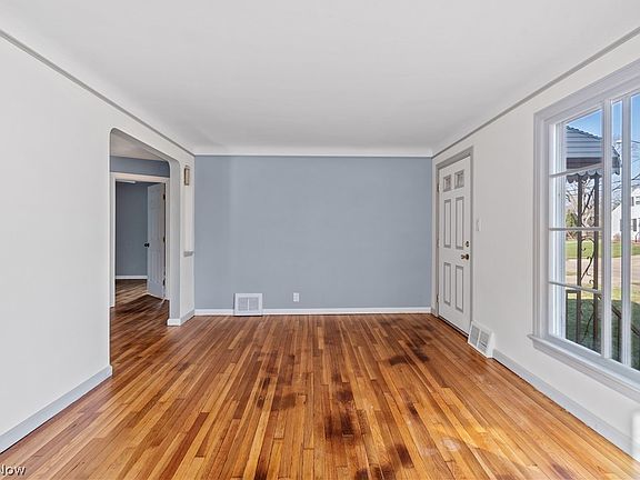 5th image of 128 Cowles Ave