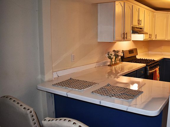 Two seater bar in kitchen