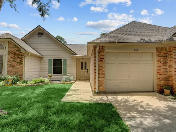 686 W Country Grove Cir, Pearland, TX 77584
