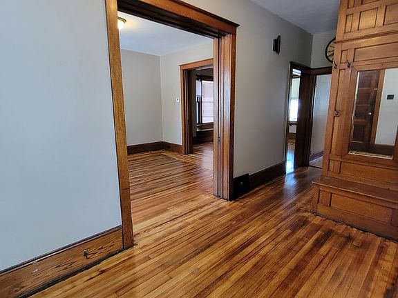 3rd image of 540 E Queen St
