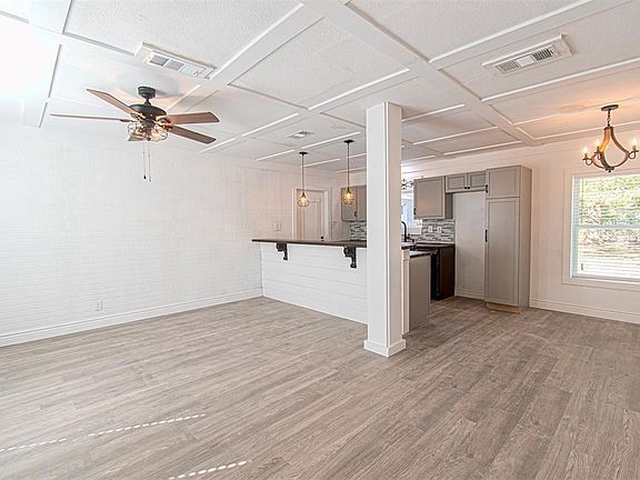 3rd image of 618 Crescent St