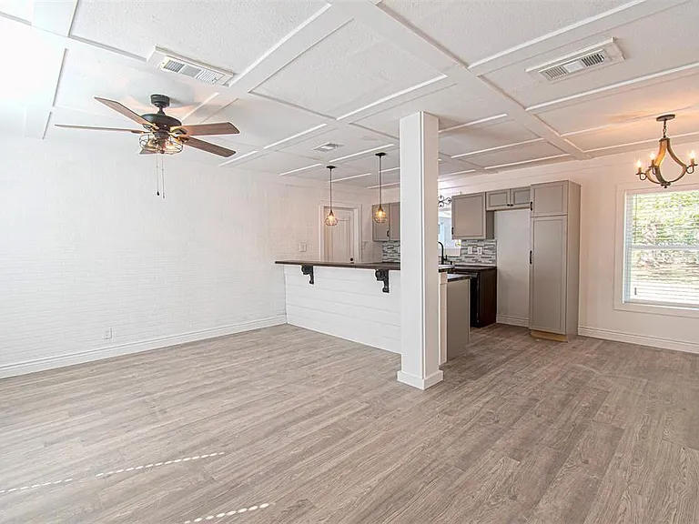 618 Crescent St — Photo 3
