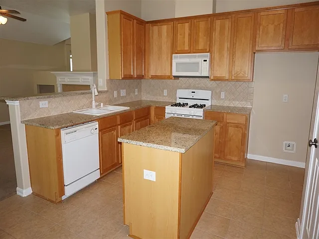 24230 Pine Canyon Fls — Photo 2
