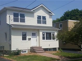 934 N 4th St, New Hyde Park, NY 11040