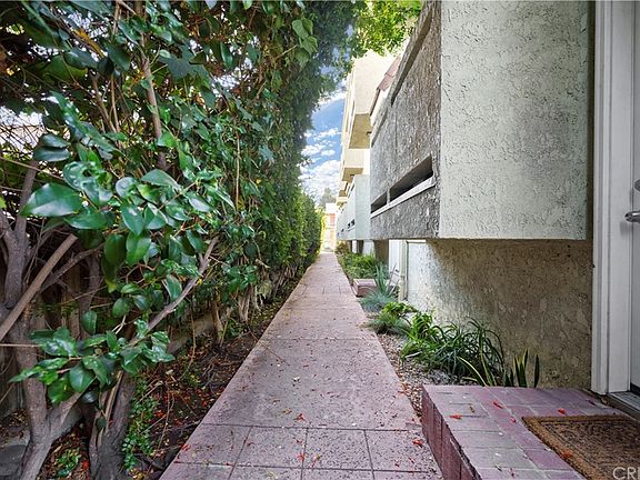 2nd image of 13815 Victory Blvd Unit 4
