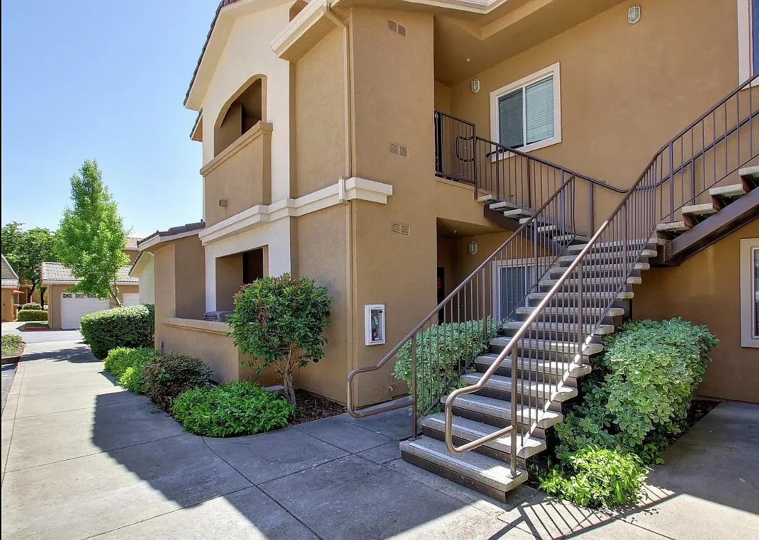 2 bed, 2.0 bath, 1016 sqft, $2,150 — Photo 1