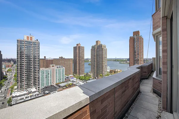 Sold by Compass | media 9