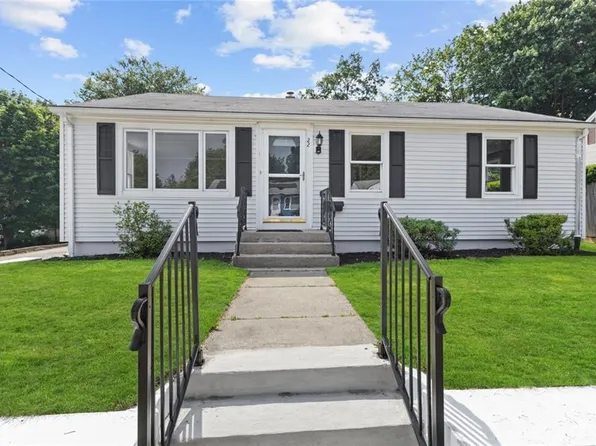 22 Hillcrest Dr, West Warwick, RI 02893