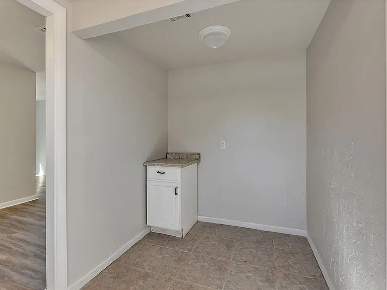 2000 N Douglas Blvd — Photo 16