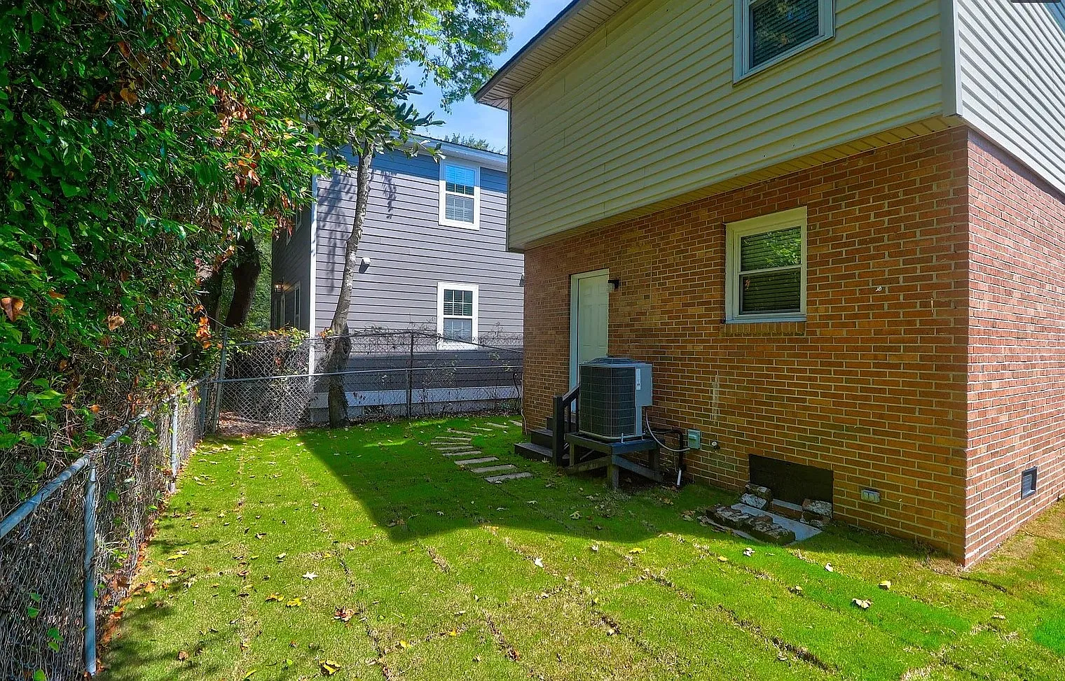 4 bed, 1.5 bath, 1042 sqft, $4,100 — Photo 3