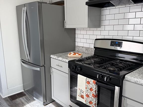 4th image of 837 Locust St