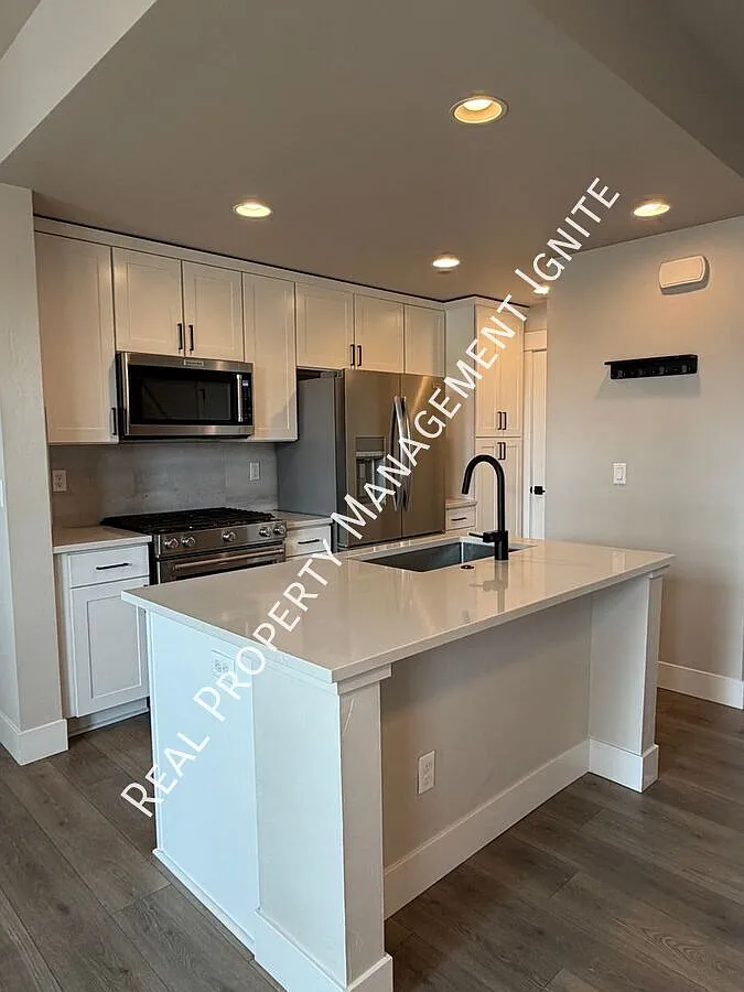 Modern Townhome Close to Everything — Photo 4