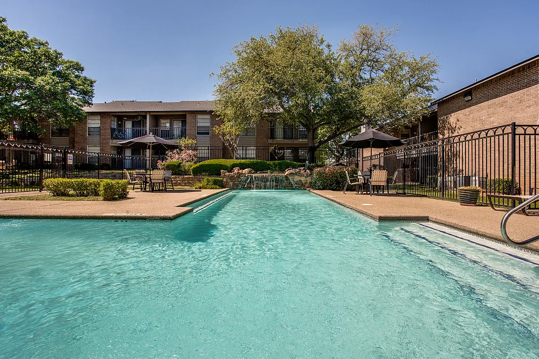 Whispering Oaks Apartments — Photo 1