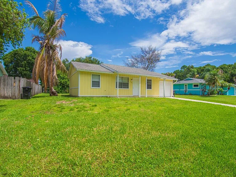 205 SW Voltair Ter — Photo 29