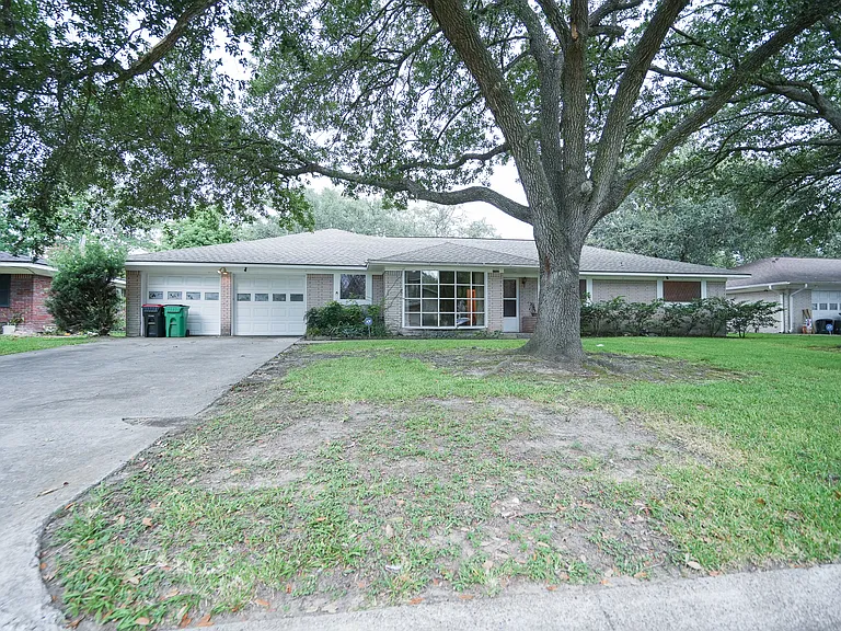 1702 Ivie Lee St — Photo 4