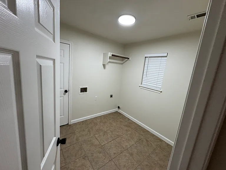 409 Post Rd — Photo 10