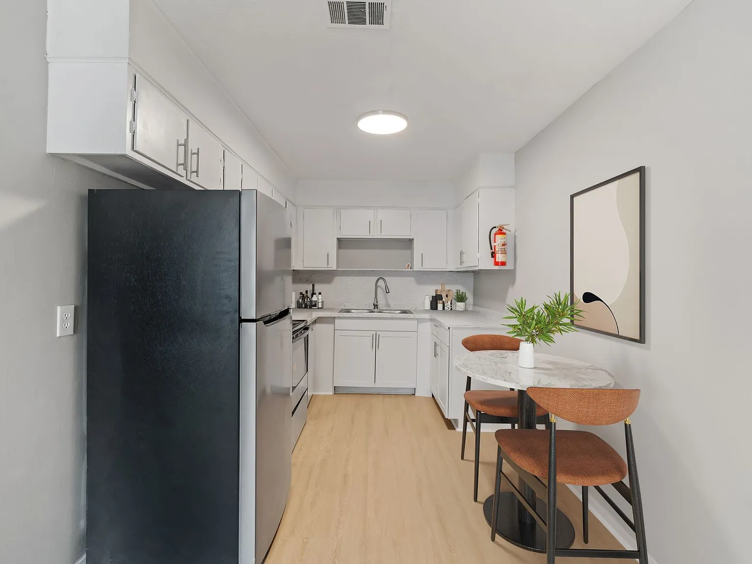 Cedarwood Apartments — Photo 2