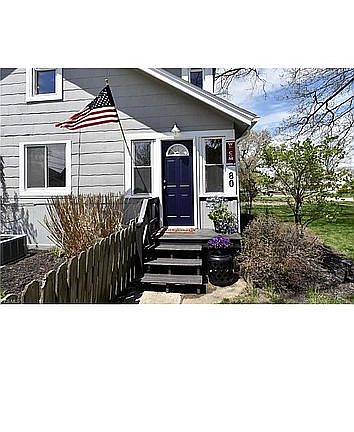 4th image of 80 E 221st St
