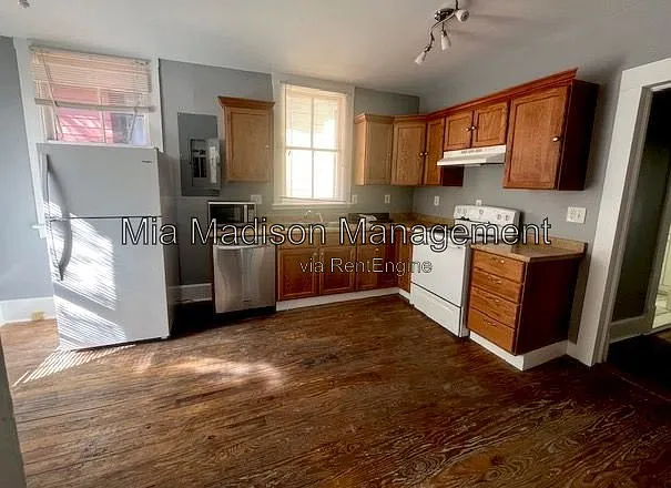 3 bed, 1.0 bath, 1050 sqft, $1,650 — Photo 3