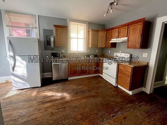 3rd image of 607 W 44th St #B