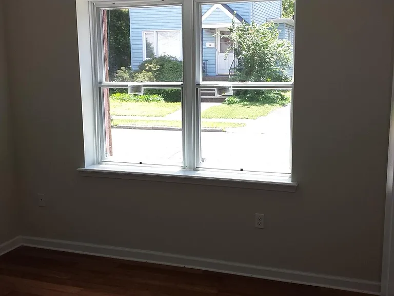 240 Jackson Ave #B — Photo 12