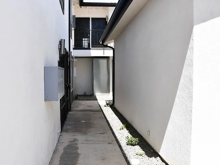 994 Valencia St — Photo 40