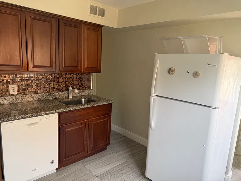 2615 Venice St — Photo 8