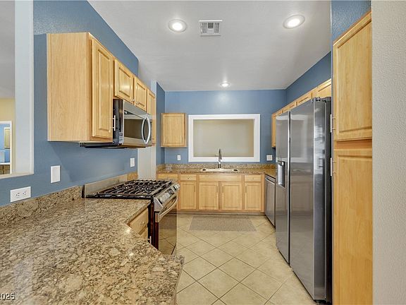 5th image of 108 Lemon Glaze St Unit 202