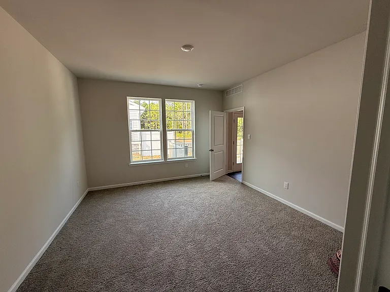 52 Victoria Gardens Sq — Photo 19